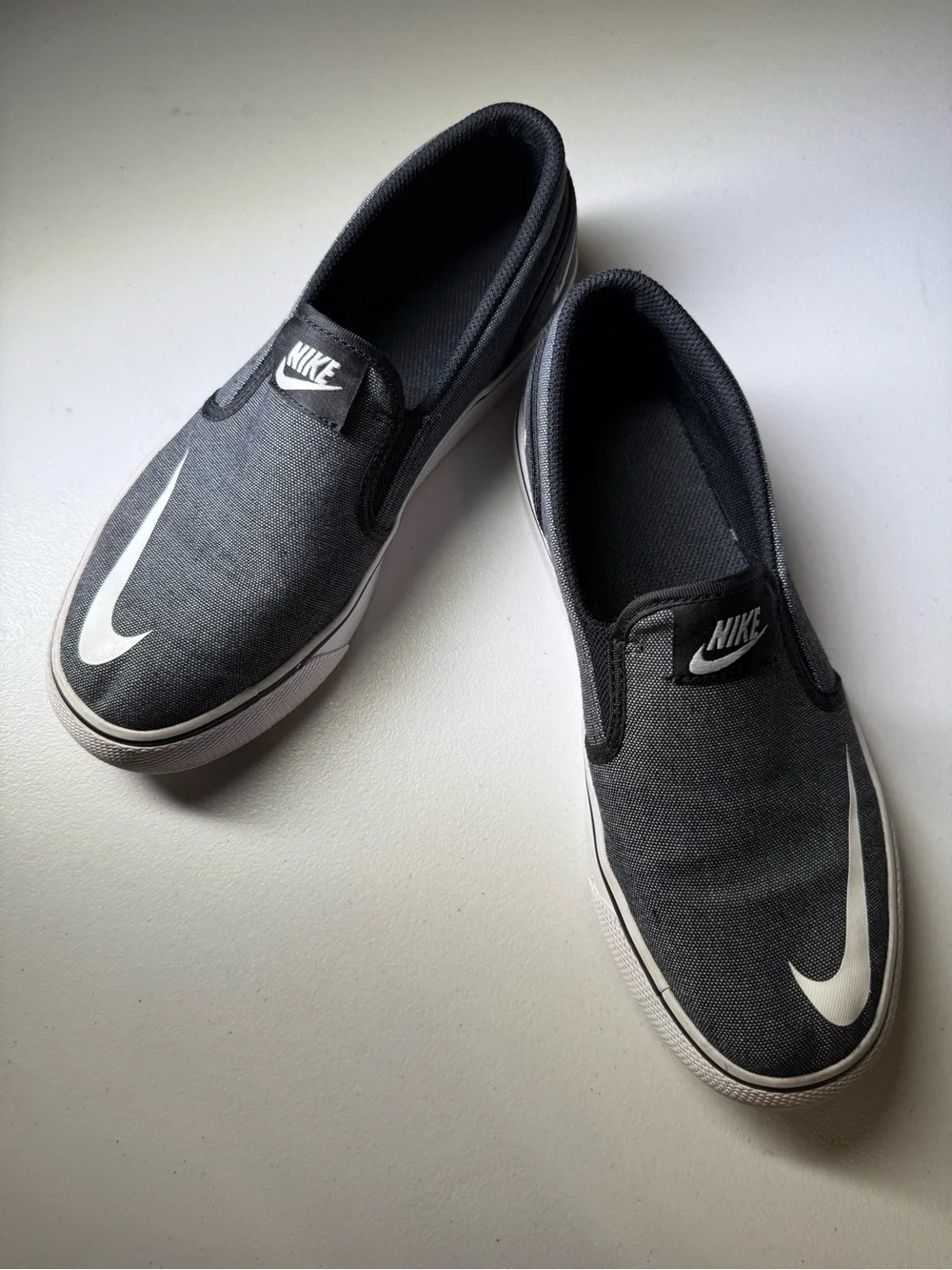 Nike Toki Men’s 7.5/Women’s 8.5 Black Canvas Slip-On Sneakers with White Swoosh